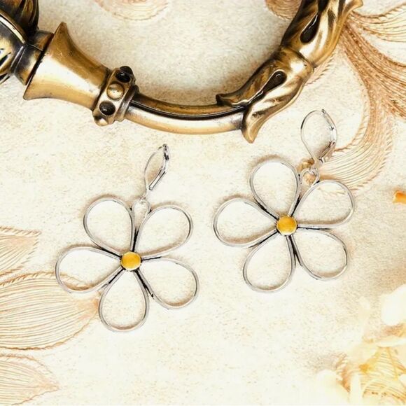 🌼 NEW Elegant Silver Daisy Flower Dangle Earrings 🌼 - Picture 2 of 6